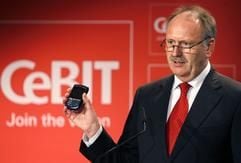 Der CeBIT-Chef und Mitglied des Vorstandes der Deutschen Messe AG Hannover, Ernst Raue, hält in Hannover während einer Pressekonferenz vor einem CeBIT-Logo einen Blackberry in der Hand (Archivfoto vom 23.01.2007).