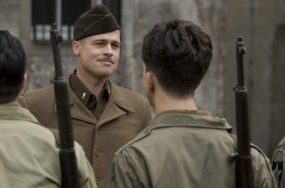 Aldo Raine (Brad Pitt) bespricht sich im Kinofilm «Inglourious Basterds» mit seinem Trupp amerikanisch-jüdischer Soldaten. Auf französischem Boden hinter den feindlichen Linien töten sie Nazis und sammeln deren Skalps. (FOTO: DPA)