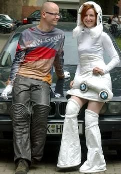 Entwürfe für die Bekleidung der Beschäftigten des neuen BMW-Werkes in Leipzig stellen am Dienstag (08.07.2003) die Studenten Torsten und Ulrike an der Hochschule für Kunst und Design Burg Giebichenstein in Halle/Saale vor. Während Ulrikes Outfit eher als witzige Vorstellung einer Studentin zu werten ist, gehört der Anzug von Torsten zu den sachlichen Sichten auf eine funktionelle Arbeitskleidung für die Autohersteller. Die beiden Entwürfe gehören zu zehn kleinen Kollektionen aus Probematerialien, die von Modedesign-Studenten als Diskussionsgrundlage mit Vertretern der Münchner Zentrale von BMW dienen sollen. (Foto: dpa)