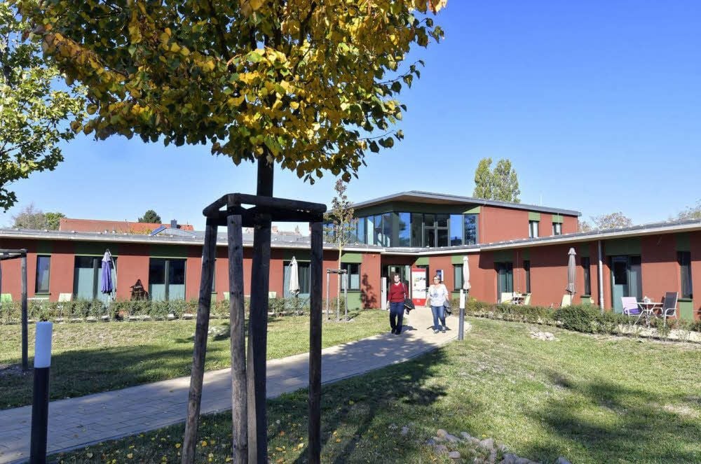 Das Anhalt-Hospiz in ruhiger Lage hat ebenerdige Einzelzimmer in freundlich-unaufdringlicher Architektur und in warmen Farben.