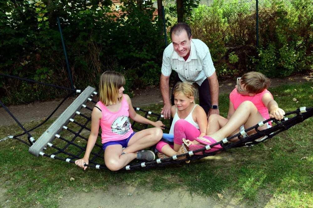 Rainer Temm als Anschieber. Er hat 500 Euro für den Kinderschutzbund Mansfeld-Südharz gespendet.
