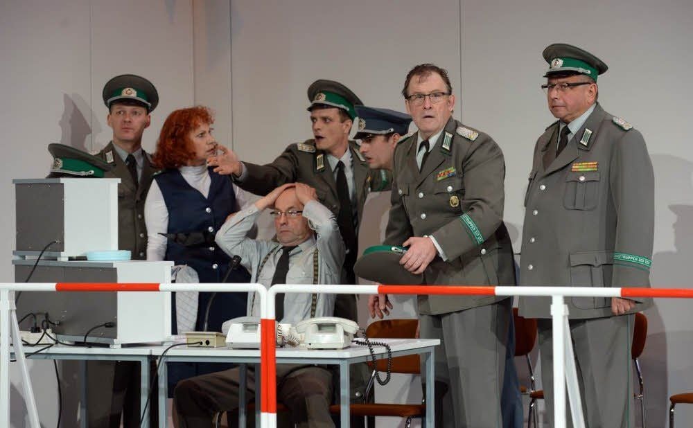 Auch nervlich an der Grenze: Till Schmidt, Elke Richter, Joachim Unger, Hagen Ritschel, Paul Simon, Karl-Fred Müller als Oberstleutnant Harald Jäger und Hilmar Eichhorn als Major Peter Arndt in „Bornholmer Straße“ (v. l.)