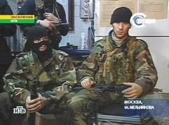 Einige der Geiselnehmer präsentieren sich im russischen TV-Sender NTV