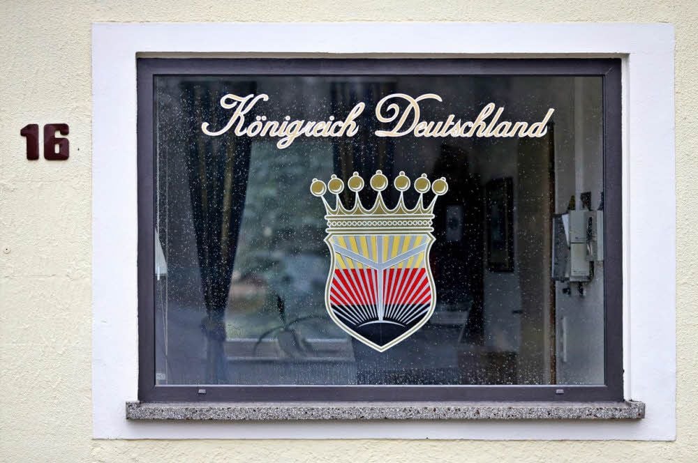Das Logo des «Königreich Deutschland» prangt am Fenster eines Pförtnerhauses in Lutherstadt Wittenberg.
