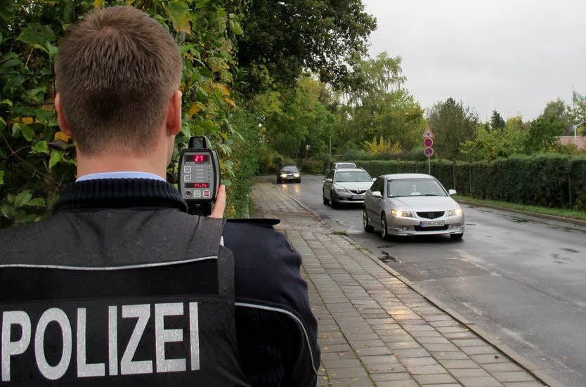 Polizeimeister Oliver Kurz mit der Laserpistole bei der Kontrolle der Fahrzeuge. Diese drei hier fuhren vorschriftsmäßig.