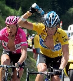 Lance Armstrong fährt wie gewohnt eine Radlänge vor Jan Ullrich. (Foto: dpa)