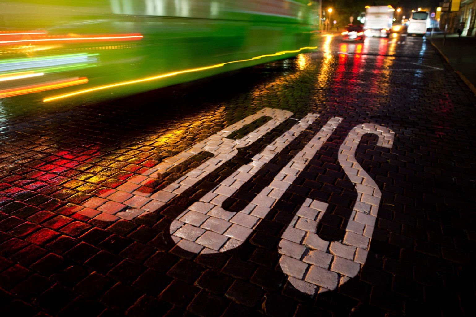 Ein Bus fährt an einer Bushaltestelle vorbei.