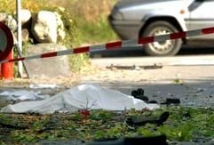 Am 17. September 2003 explodierte in Glostrup auf einem Krankenhausparkplatz eine Autobombe. Das Foto zeigt den abgedeckten Körper eines Opfers am Tatort. (Foto: dpa)