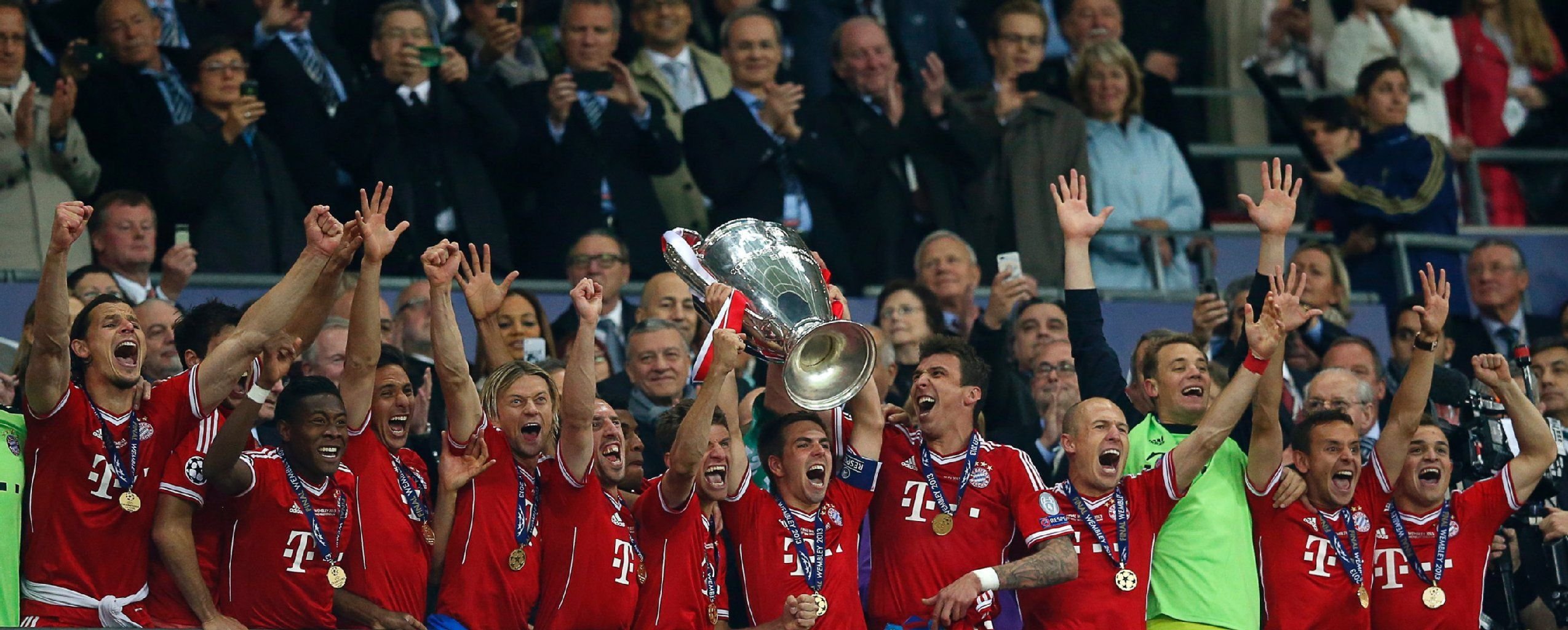 Die Mannschaft des FC Bayern feiert den Gewinn des Champions-League-Finales.