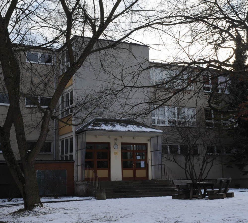 Verlassen wirkt die Grundschule in Siersleben in den Ferien. In einer Woche beginnt jedoch der Unterricht. Ohne Ausfall?