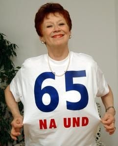 Die Schauspielerin Lotti Krekel trägt in Köln ein T-Shirt mit der Aufschrift «65 na und». (Foto: dpa)