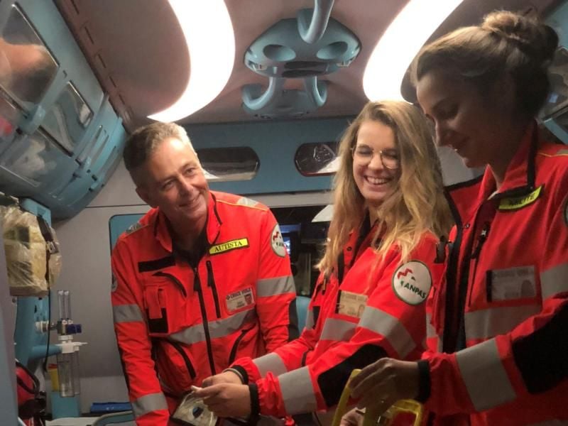 Mario Isola (l) hilft auch als freiwilliger Ambulanzfahrer in seiner Heimatstadt Mailand aus, wenn es sein Terminplan zulässt. Foto: Privat/Mario Isola/dpa