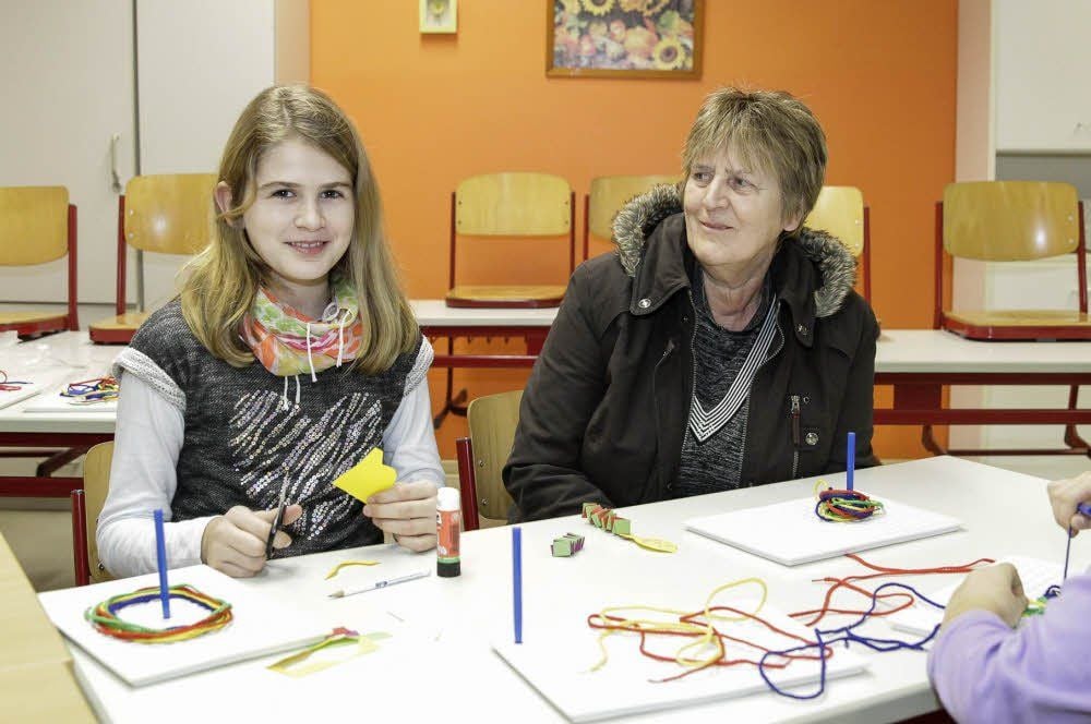 Emilia Mai (Klasse 4a), zusammen mit ihrer Großmutter.
