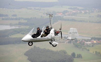 Ein Polizei-Tragschrauber ist im Mai 2008 über der Autobahn A10 in Brandenburg unterwegs. Die Maschinen vom Typ Autogyro MT-03 erreichen bis 163 km/h. Neben dem Pilot nahm ein Polizist Platz. (FOTO: DPA)