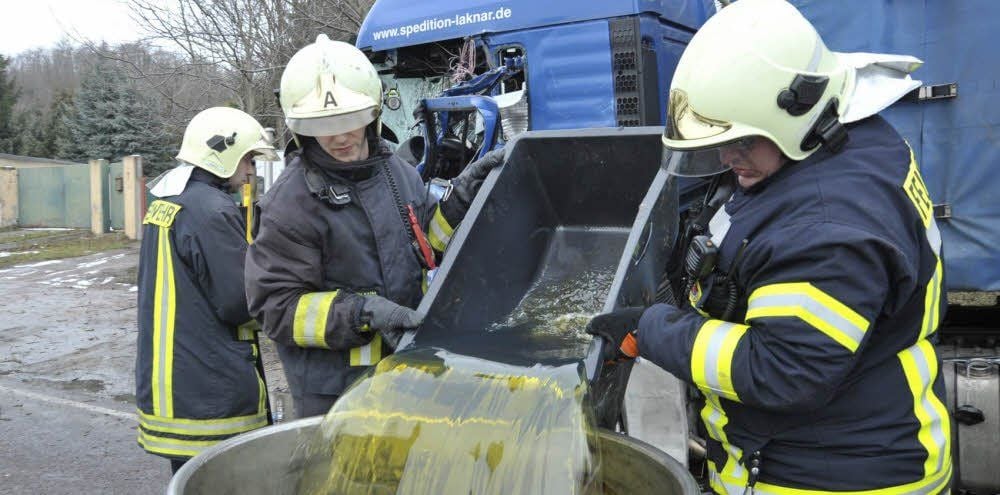 Am 2. Februar 2013 musste in der Straße Am Ziegelkolk in Bernburg Diesel abgepumpt und verseuchtes Erdreich abgetragen werden. Zwei Lkw waren zusammen geprallt. Dabei wurde einer der Fahrer eingeklemmt und musste ins Krankenhaus gebracht werden.