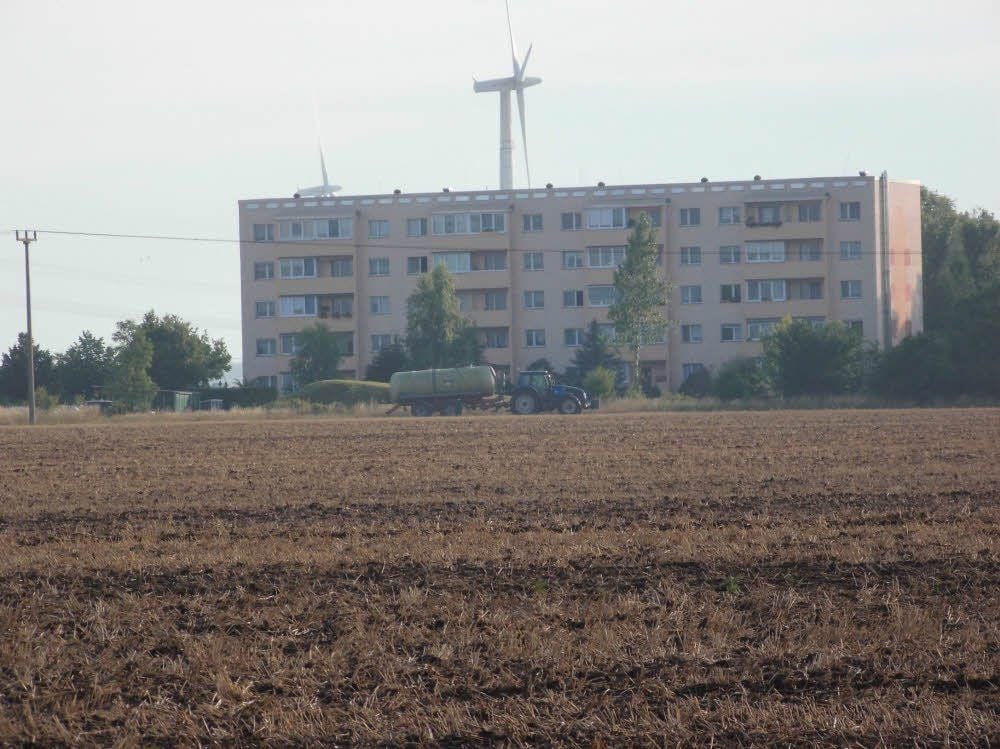 Vor den „Neubaublöcken“ im Norden der Stadt zieht der Gülletrecker seine Bahn. Anwohner fühlen sich genervt.
