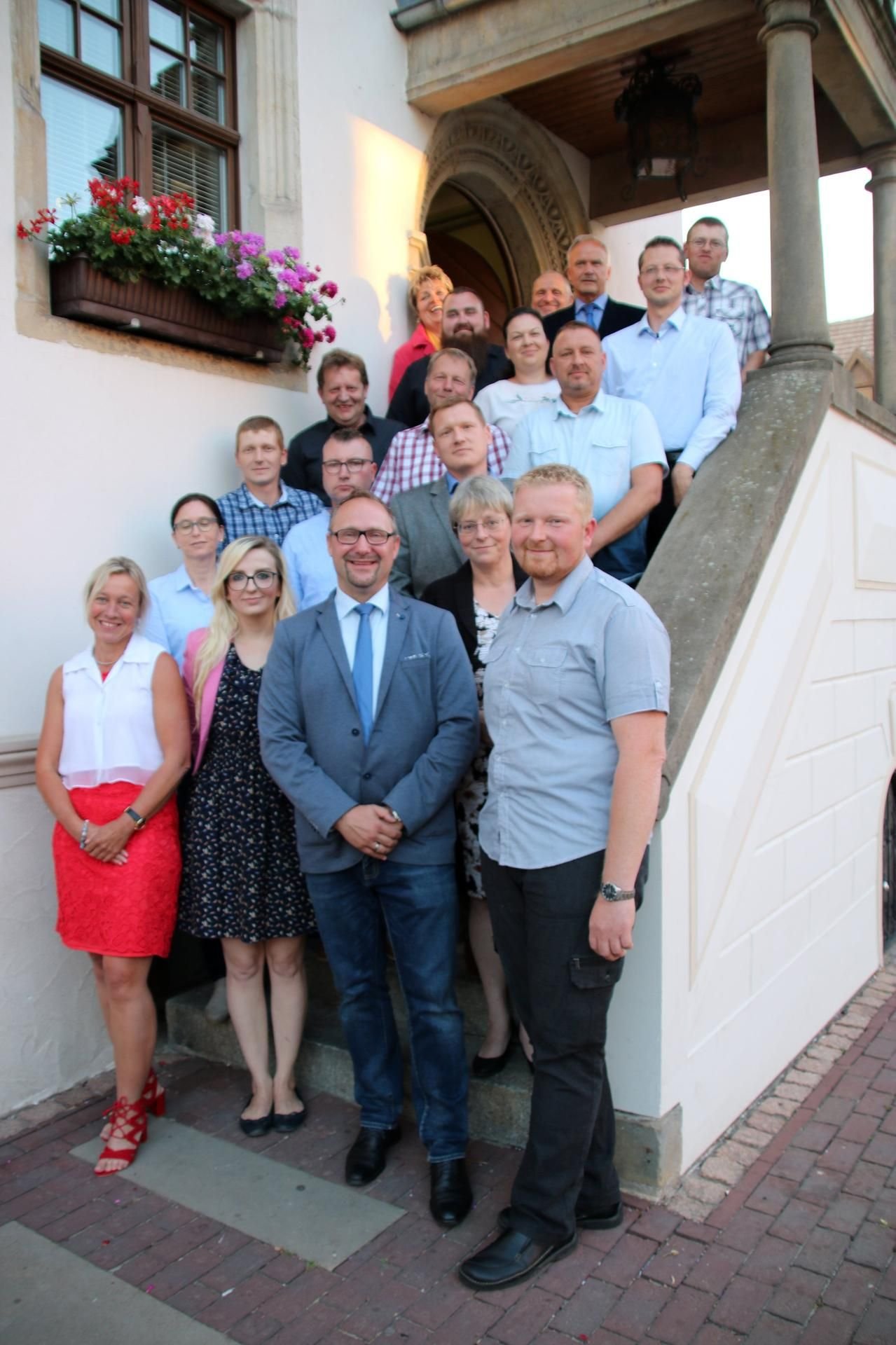 Der Akener Stadtrat mit Bürgermeister Jan-Hendrik Bahn (Mitte), daneben der Vorsitzende Michael Kiel