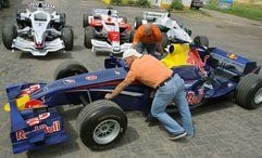 Ralf Heinze (vorn) und Dominik Knechtel vom Verein «F1 Replica Team Eisleben» (Landkreis Mansfeld-Südharz) arbeiten an einem originalgetreuen Nachbau eines Rennwagens, das nach einem Energy-Getränk benannt ist. (Foto: dpa)