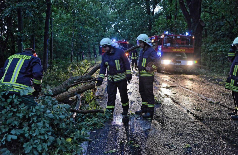 Die Kochstedter Kreisstraße gegen 21 Uhr: Die Feuerwehr hatte einiges zu tun, diese zu beräumen.