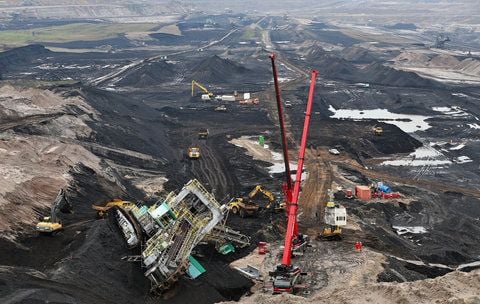 Mehrere Bagger und zwei große Autokrane sind an dem abgerutschten Kohlebagger im Tagebau Vereinigtes Schleenhain bei Deutzen beschäftigt. (FOTO: DPA)