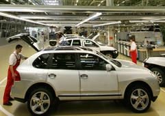 Im Leipziger Porsche-Werk wird an den neuen Modellen des Geländewagens Cayenne gearbeitet. (Foto: dpa)