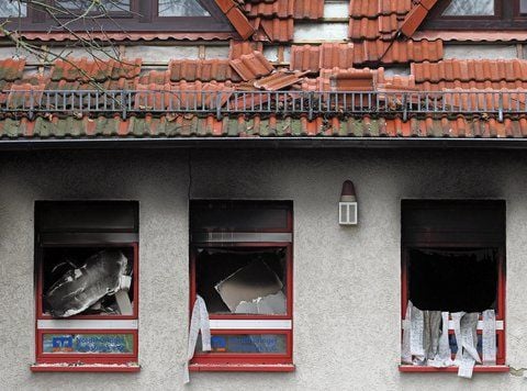 Rußgeschwärzt ist die Wand über zerstörten Fenstern einer Bankfiliale im thüringischen Weißensee (Landkreis Sömmerda). Am frühen Morgen richtete hier ein mutmaßlicher Bankraub per Sprengung großen Schaden an. (FOTO: DPA)