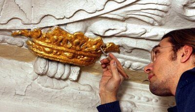 Der Restaurator Marcel Busse arbeitet in einem altem Fachwerkhaus in Havelberg an einer fast 300 Jahre alten Stuckdecke mit einer vergoldeten britischen Krone. (FOTO: DPA)