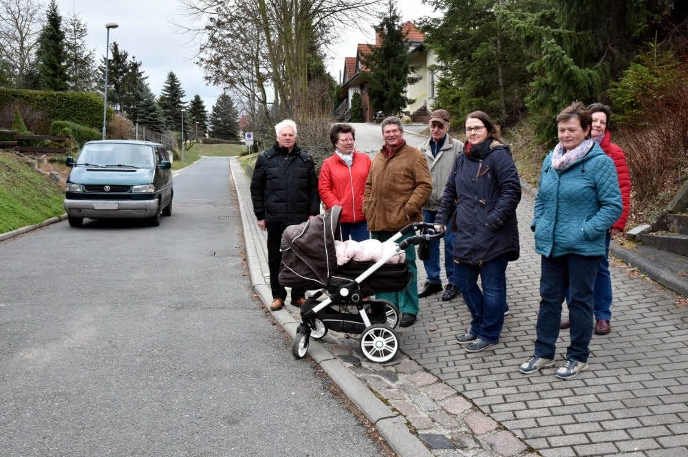 Wenke Wittenbecher (3.v.r.) und die Anwohner im Aupitzer Weg leiden unter den Rasern in ihrer Dorfstraße.