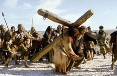 Jesus (Jim Caviezel) trägt das Kreuz. (Foto: dpa)