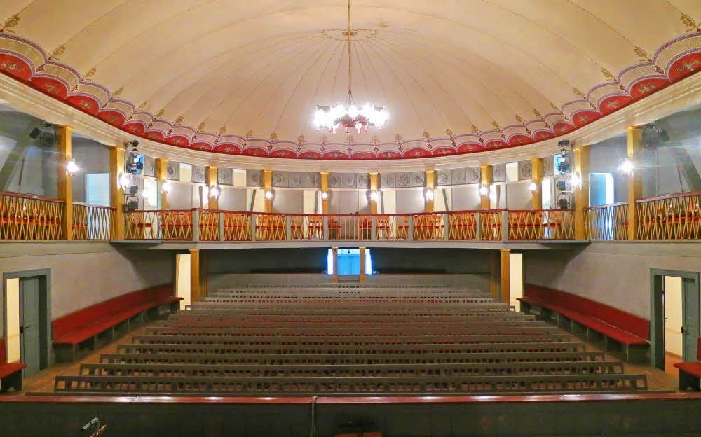 Besucher erleben das Goethe-Theater so wie einst - mit hölzernen Bänken und der farblichen Gestaltung nach Vorgaben des Dichterfürsten.