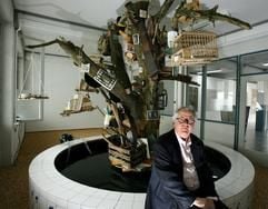 Der Unternehmer Thomas Grässlin sitzt am Freitag (02.06.2006) in St. Georgen im Schwarzwald vor einem seiner Werke des amerikanischen Künstlers Mark Dion. (Foto: dpa)