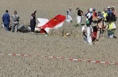 Kriminalbeamte der Polizei untersuchen in einem Getreidefeld bei Halfing (Landkreis Rosenheim/Oberbayern) das Wrack eines abgestürzten viersitzigen Sportflugzeugs vom Typ Remoqueur. Bei dem Absturz am späten Vormittag sind alle drei Insassen ums Leben gekommen. Über die Identität des Piloten und der beiden Insassen - alle drei Männer - lagen zunächst keine Angaben vor. Auch zur Absturzursache gab es wenige Stunden nach dem Unglück keinerlei Hinweise. (Foto: dpa)