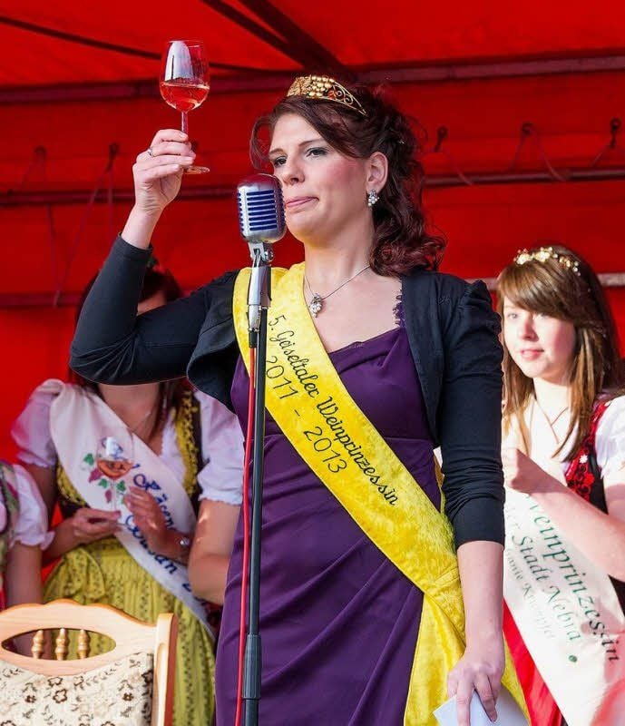 Die bisherige Weinprinzessin Maria Eigenwillig hielt noch einen Weinspruch vor ihrer Abkrönung.
