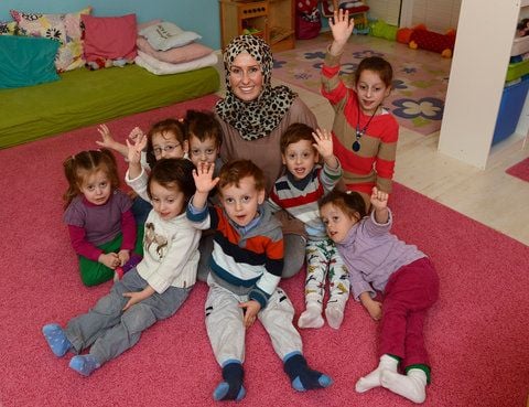 Die Geschwister Zehra (l-r) Esma, Ahmed, Rana, Malik-Musa, Adem, Zeynep und Meryem sitzen in ihrem Spielzimmer in Berlin um ihre Mutter Roksana Temiz. (FOTO: DPA)