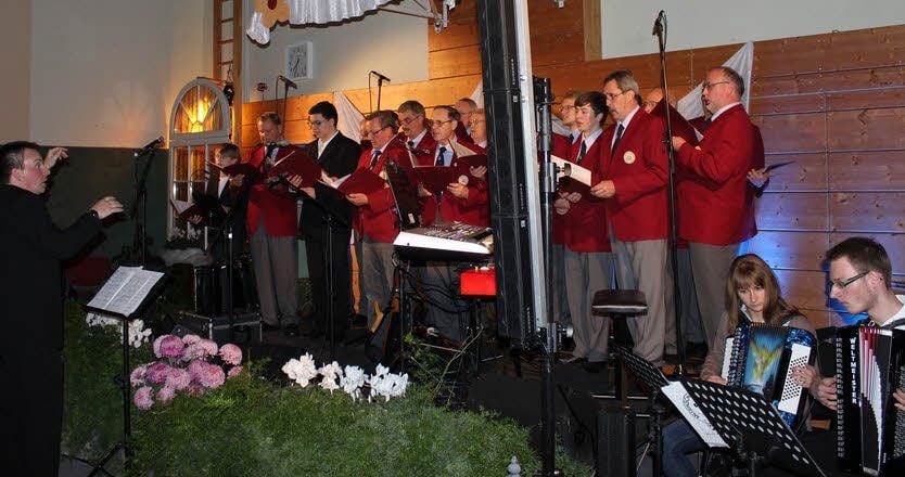 Die 25 Sänger des Riestedter Männerchores hatten mit Chorleiter Denis Vogler acht Wochen für das gemeinsame Konzert geprobt.
