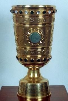 Diese Trophäe erhält der Sieger des DFB-Pokalwettbewerbs. (Foto: dpa)