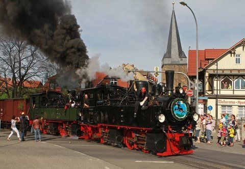 Ein Sonderzug der Harzer Schmalspurbahn HSB fährt in Wernigerode (Landkreis Harz) ab.
