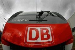 Ein S-Bahn-Zug des neuen Typs BR 422 steht nahe dem Bombardier-Werk in Hennigsdorf (Brandenburg) (Foto: dpa)