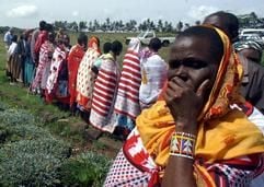 Masai-Frauen stehen in einer Schlange, um zu wählen (Foto: dpa)