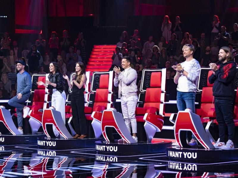 Die Coaches Mark Forster (l-r), Stefanie Kloß, Yvonne Catterfeld, Nico Santos, Samu Haber und Rea Garvey. Foto: Richard Hübner/ProSiebenSAT.1/dpa