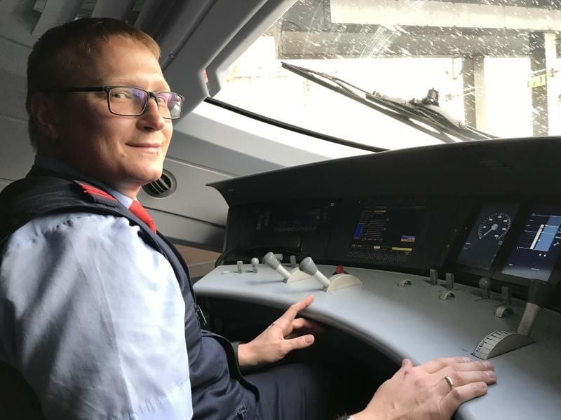 Clever ausrollen lassen: Lokführer Marcel Tschirschwitz demonstriert im ICE-Führerstand energiesparendes Fahren bei der Deutschen Bahn. Foto: Katja Stumpp/Deutsche Bahn/dpa
