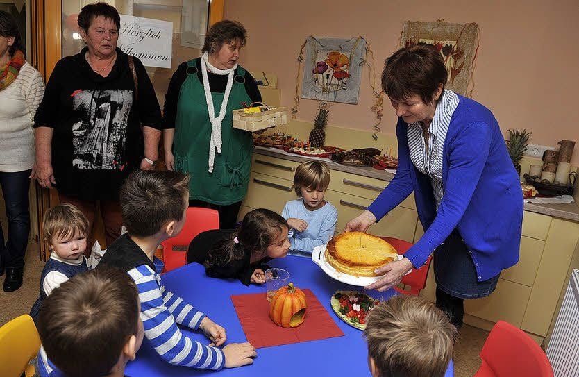 Im Kindercafé gibt es zur Feier des Tages Quarktorte.