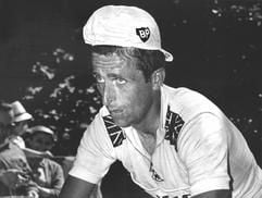 Der britische Radrennfahrer Tom Simpson während der Tour de France im Juli 1967. Bei der 13. Etappe am 13.7.1967 kam der Radsportler völlig überraschend ums Leben. Am Mont Ventoux, drei Kilometer unterhalb der Passhöhe, fiel er vom Rad und starb wenige Stunden später im Krankenhaus von Avignon. Dem unter Flüssigkeitsverlust leidenden Weltmeister wurde bei der Obduktion die Einnahme von Amphetaminen und Alkohol nachgewiesen. (Foto: dpa)
