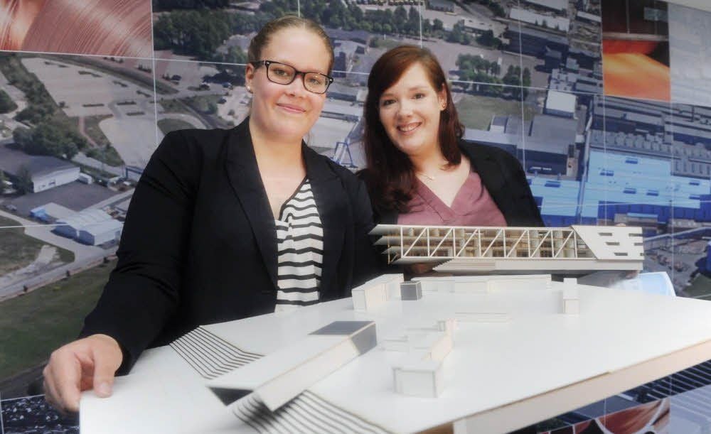 Jenny Rüssel (r.) und Teresa Stenger freuen sich über ihren 1. Preis. Beide sind Architekturstudentinnen im 6. Semester.