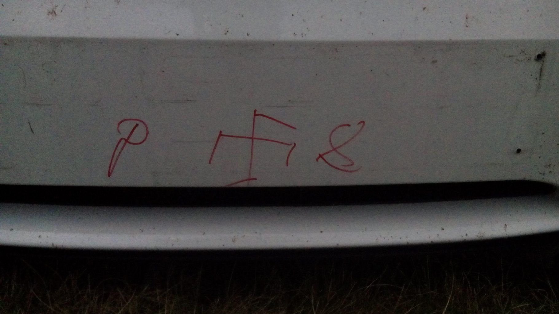 Unbekannte haben das Auto des HFC-Stürmers Osayamen Osawe mit einem Hakenkreuz beschmiert.