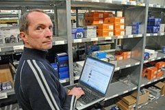 Der so genannte Powerseller Jörg Thatje kontrolliert mit seinem Notebook in seinem Versandlager in Neumünster in Schleswig-Holstein Elektronikwaren in den Regalen. (Foto: dpa)