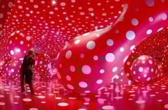 Eine Fotografin steht am Dienstag (06.06.2006) in der Neuen Nationalgalerie in Berlin in der Rauminstallation der japanischen Künstlerin Yayoi Kusama mit dem Titel «Dots Obsession» aus dem Jahr 2004. (Foto: dpa)