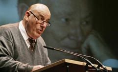 Schauspieler Manfred Krug spricht am Mittwoch (11. Oktober) in Berlin bei der Trauerfeier für den Filmregisseur Frank Beyer. (Foto: dpa)