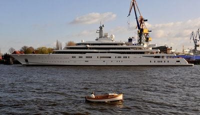 Die Megayacht «Eclipse» fährt in Hamburg nach dem verlassen des Dock 10 der Werft Blohm+Voss auf der Elbe an einem kleinen Boot vorbei. (FOTO: DPA)