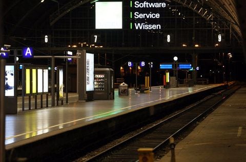 Menschenleer ist ein Bahnsteig auf dem Hauptbahnhof in Leipzig (Sachsen), nachdem er geräumt wurde. (FOTO: DPA)